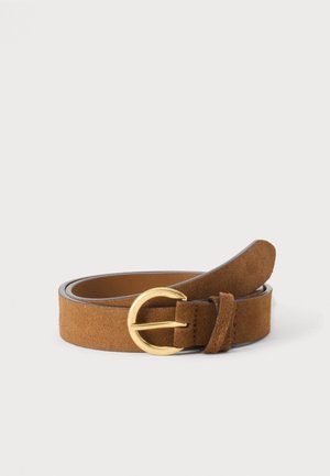 Bruine suède riem opgerold met een ronde gouden metalen gesp op een witte achtergrond.