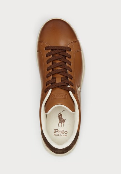 Sneaker in pelle marrone con lacci marroni, collo imbottito e suola bianca. Presenta il logo "Polo Ralph Lauren" e una stampa di cavallo sulla soletta.