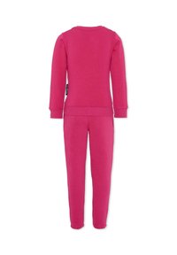 Różowy dres dziecięcy składający się z bluzy z okrągłym dekoltem oraz dopasowanych spodni z elastycznym pasem, wykonany z miękkiego, oddychającego materiału.