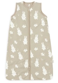 Sac de couchage pour bébé en tissu beige avec des motifs de lapins et de chiens blancs, doté d'une fermeture éclair à l'avant et d'un design sans manches pour un enfilage facile.