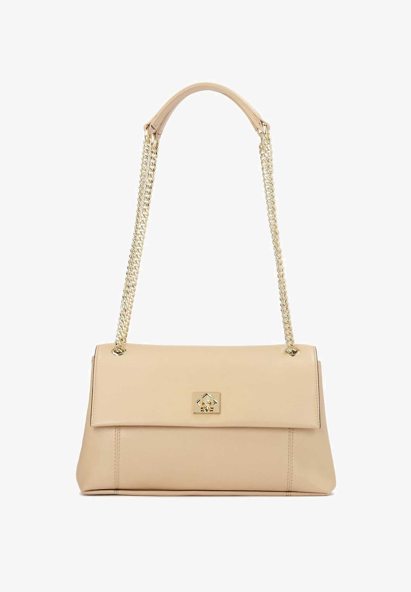 Bež torbica iz usnja rectangularne oblike, z zlatimi dodatki, verižnim prijemalom in pokrovom z kvadratnim emblemom.