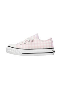 Roze geruite canvas sneakers met een witte rubberen neuskap, zwarte streepdetails op de zool en drie oogjes voor veters.