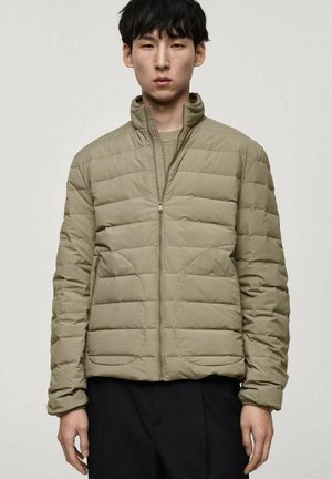 Padded jacket in light olive green, featuring a high collar, zip front, and horizontal quilted design. Soft texture and two side pockets.