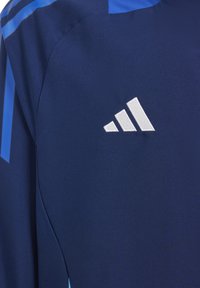 Marineblaues Sporttrikot mit hellblauen Akzenten, featuring das Adidas-Logo in Weiß. Hergestellt aus einem glatten, leichten Stoff.