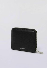 Černá kožená peněženka se zipem po obvodu, s texturovaným vzorem a stříbrným logem Trussardi na přední straně, vystavená na světle šedém pozadí.