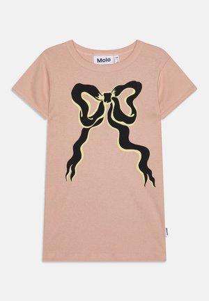 Maglietta rosa di cotone con maniche corte, caratterizzata da una grafica di un fiocco nero e giallo al centro. Tessuto morbido, vestibilità casual e scollatura rotonda.