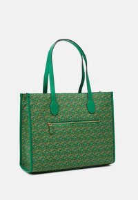 Sac fourre-tout en tissu texturé de couleur verte avec un motif, deux poignées, une poche avant zippée et des coutures contrastées. Forme rectangulaire.