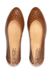 Ballerines en cuir marron avec un design perforé et des taches foncées, bout rond et semelle intérieure beige. Étiquette de marque visible à l'intérieur.