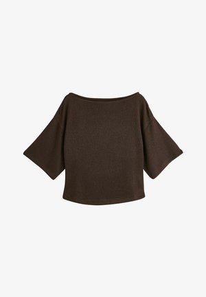 Top tricotat maro închis, cu guler larg în formă de barcă și mâneci largi, până la cot, tiv ușor scurtat.