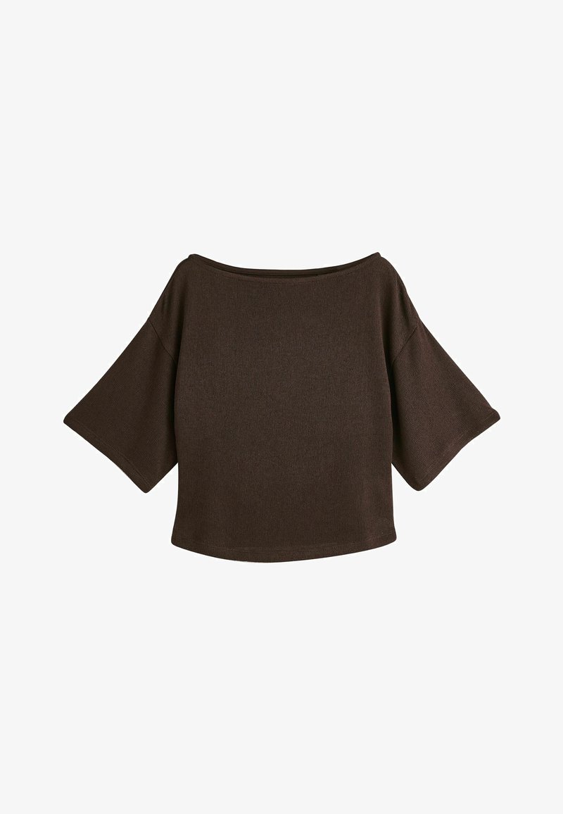 Donkerbruine gebreide top met brede boothals en losse ellebooglange mouwen, licht kortere zoom.