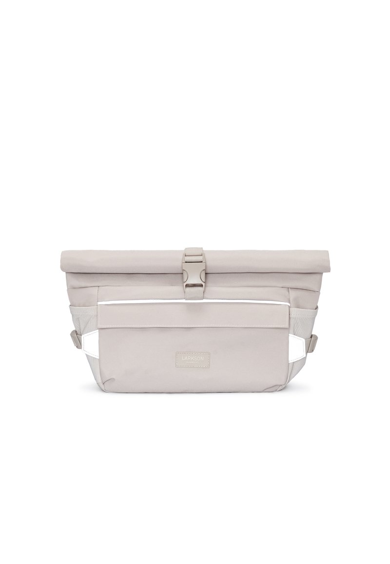 Borsa roll-top grigio chiaro con tracolla regolabile, tasca frontale con zip e texture in tessuto. Presenta una chiusura a gancio e dettagli riflettenti.