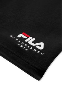 Czarna tkanina z białym i czerwonym logo FILA oraz haftowanym napisem "Established 1911" w pobliżu brzegu.