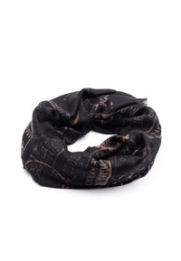 Sciarpa nera a forma di infinito realizzata in tessuto morbido, con un design stampato che presenta testo marrone e motivi, con bordi sfrangiati per una maggiore texture.