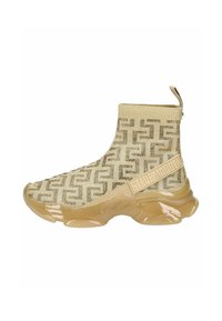Baskets de style chaussette beige en tissu texturé présentant un motif géométrique, col élastique et semelle beige brillante. Accentué d'une sangle avec logo.