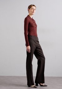 Filippa K Strikkegenser - mahogany