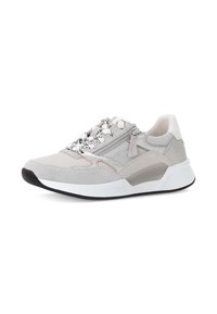 Grijze sportshoe van een mix van suede en mesh materialen, met een textuurdesign en patroonveters, en een witte zool.