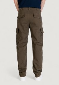 Pantalon cargo vert olive, en coton résistant, avec poches latérales, coupe décontractée et poignets élastiqués aux chevilles.