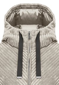 Beżowa kurtka z korduroju z wysokim kołnierzem, prążkowaną fakturą, zamkiem błyskawicznym oraz ciemnymi sznurkami do regulacji. Wewnątrz wykończona gładkim materiałem.