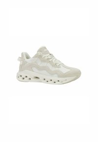Sneaker atletico beige chiaro e bianco con tomaia in rete, sovrapposizioni in suede e una suola spessa dotata di numerosi fori per l'aria.