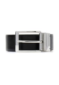 Ceinture en cuir noir dotée d'une boucle rectangulaire argentée avec un accent texturé et une finition élégante. La largeur est uniforme et le design est minimaliste.