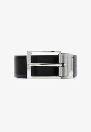 Ceinture en cuir noir dotée d'une boucle rectangulaire argentée avec un accent texturé et une finition élégante. La largeur est uniforme et le design est minimaliste.