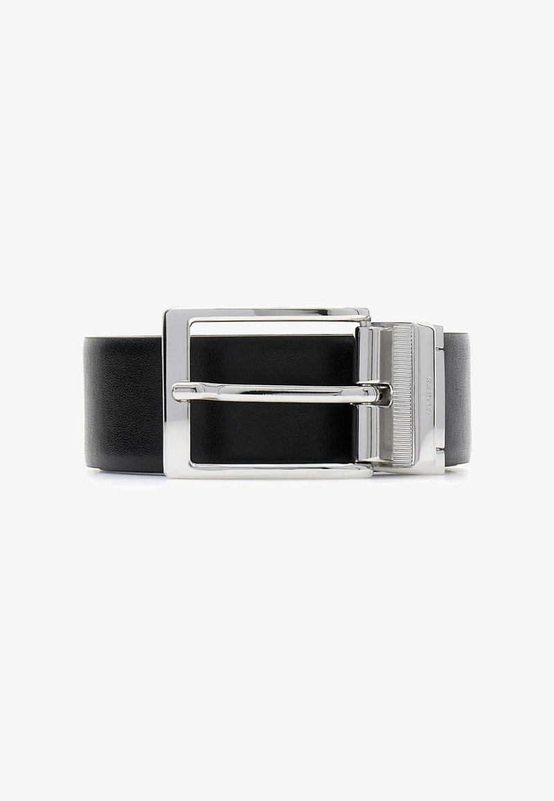 Ceinture en cuir noir dotée d'une boucle rectangulaire argentée avec un accent texturé et une finition élégante. La largeur est uniforme et le design est minimaliste.