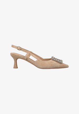 Scarpa slingback in suede beige con punta affusolata, tacco basso a kitten e un'applicazione di gioielli sul vamp. Presenta una fascia regolabile.