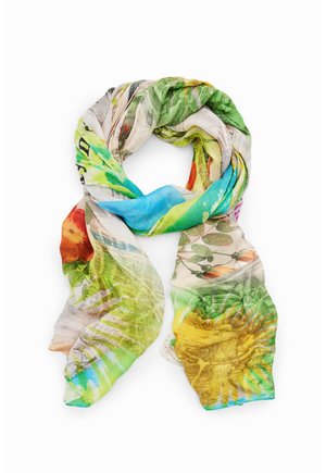 Lekki szalik z kolorowymi wzorami kwiatów i liści, w tym słoneczników, zielonych liści, niebieskiego nieba oraz czerwonych kwiatów, luźno ułożony.