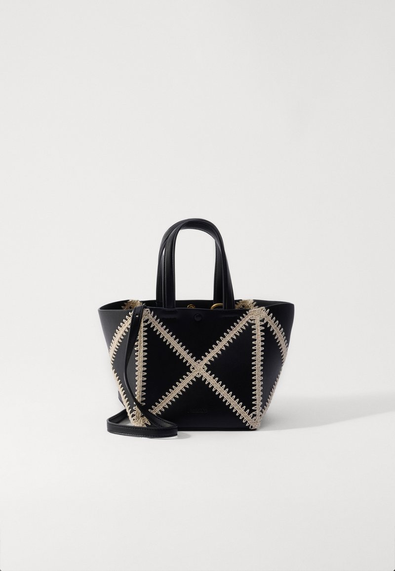 Nanushka THE ORIGAMI MINI - Håndtasker - black/cream