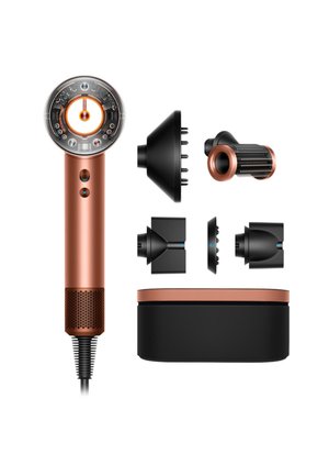 Asciugacapelli Dyson in rame e nero, con un design arrotondato, display digitale, più accessori e una elegante custodia di stoccaggio.