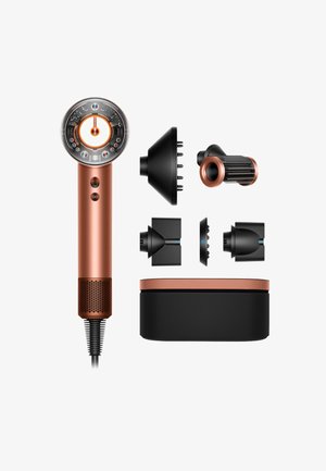 Asciugacapelli Dyson in rame e nero, con un design arrotondato, display digitale, più accessori e una elegante custodia di stoccaggio.