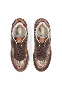 Baskets tissées marron avec des accents en daim et brillants. Bout rond, fermeture à lacets, motif texturé et semelle intérieure de marque.