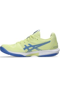Bottine de sport jaune clair avec une tige texturée, des accents bleus et une semelle intermédiaire blanche. Présente une semelle extérieure en caoutchouc bleue et un design avec laçage.