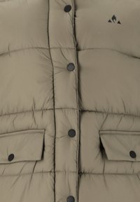 Olivengrüne Puffermantel mit gesteppten Abschnitten, schwarzen Knöpfen und zwei vorderen Taschen mit Klappen. Leicht und mit weicher Textur.