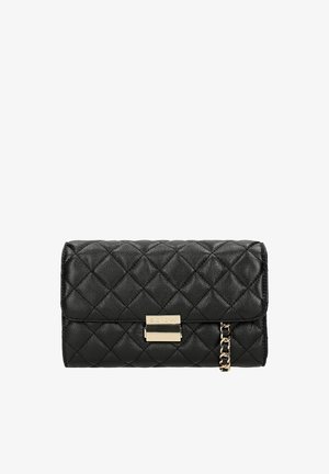 Pochette en cuir matelassé noire de forme rectangulaire, avec des détails en métal doré et un accent en chaîne sur le côté.