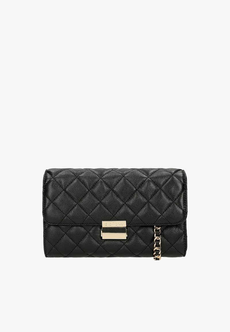 Μαύρο τσάντα clutch από δερμάτινο καπιτονέ, με ορθογώνιο σχήμα, μεταλλικά χρυσού χρώματος και αλυσίδα στο πλάι.