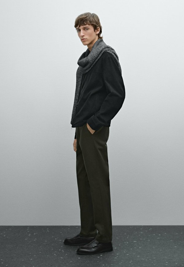 WITH STRUCTURE - Chinos3