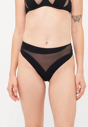 Zwarte high-waisted onderbroek met een doorzichtig gaas voorkant en een solide achterkant. Het ontwerp heeft een brede tailleband en V-vormige accenten.