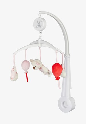 Giostrina bianca per culla con palloncini di peluche e un morbido orsacchiotto appesi a fili rosa su un braccio di plastica curvo.