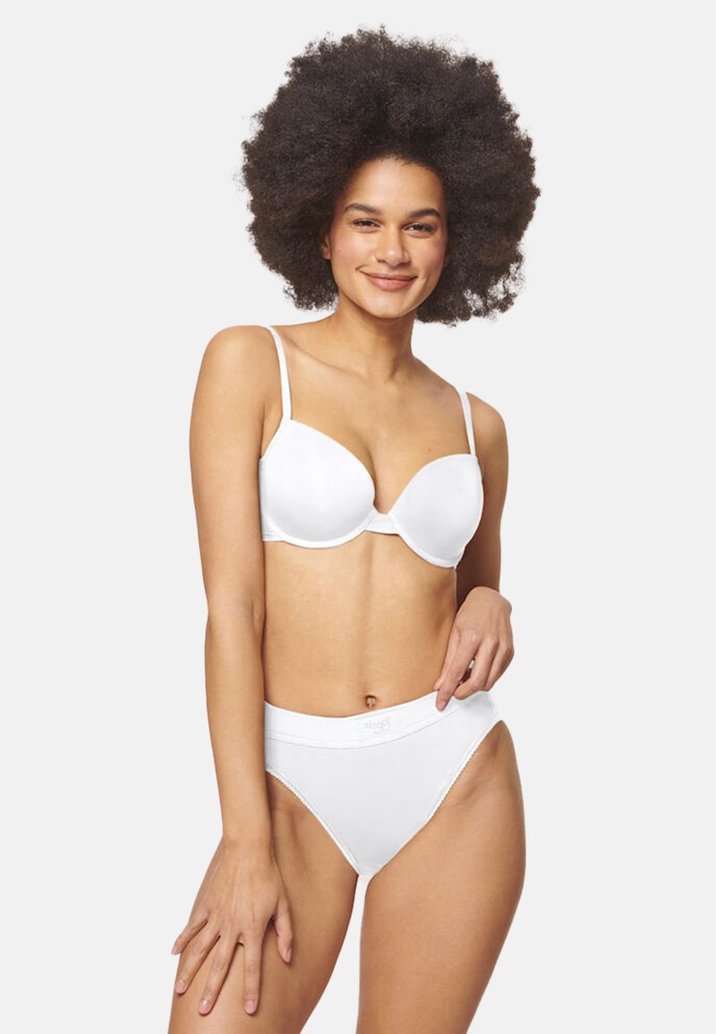 Reggiseno wireless bianco con coppe lisce e spalline regolabili, abbinato a mutandine bianche a vita alta con banda logo.