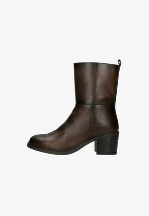 Bruine leren enkellaarzen met een gladde textuur, ronde neus en een blokhak van gemiddelde hoogte; bevat stikdetails en een lus om aan te trekken.