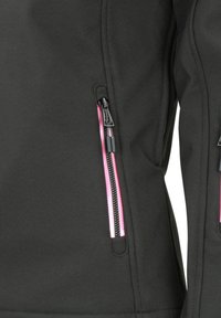 Veste softshell noire avec des détails de fermeture éclair contrastants en rose sur les poches, texture lisse et coupe ajustée autour du corps.