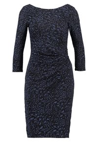 Vestido negro con mangas de tres cuartos, con un diseño de estampado de leopardo texturizado en azul oscuro, con una silueta ajustada y detalle de cintura fruncida.