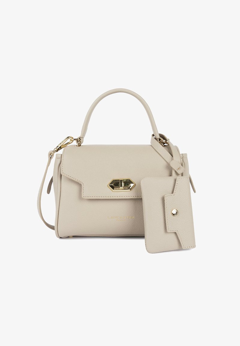 Sac à main en cuir beige avec poignées supérieures, fermoir doré, bandoulière amovible, et porte-cartes assorti en cuir beige avec bouton-pression.