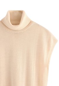 Světle béžový rolák s krátkými rukávy z měkkého pleteného materiálu; hladká textura a minimalistický design, ideální pro vrstvení.