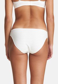 Witte bikini onderkant van gestructureerde stof met een ruitpatroon, met een low-rise snit en een gladde afwerking.