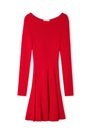 Vestido rojo de manga larga hecho de tela de punto acanalado, con escote barco, corsé ajustado y falda acampanada. Sin patrones visibles ni herrajes.