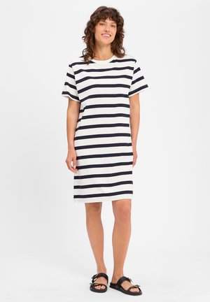 Robe à manches courtes rayée en blanc avec des rayures horizontales bleu marine, en coton. Présente une coupe décontractée, un col rond et un design mi-long.