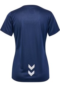 Granatowa koszulka sportowa z krótkim rękawem, z teksturowanej tkaniny, z białymi akcentami w kształcie chevronu na plecach.