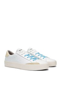 Sneakers in pelle bianca con lacci blu, dettagli beige, una texture liscia e un design minimalista con logo sulla linguetta.